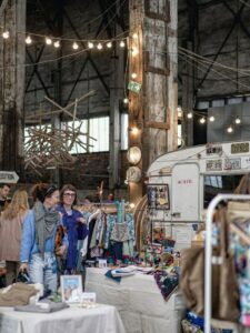 garage moderne le soleil est en nous créatrice vêtements bordeaux