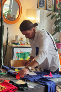 JULES NALIS BOMBESIN PENTUDE LE SOLEIL EST EN NOUS BORDEAUX CUSTOMISATION UPCYCLING BLEUDE TRAVAIL